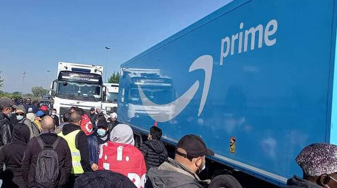 La manifestazione al magazzino Amazon (foto dalla pagina Fb del Si Cobas)