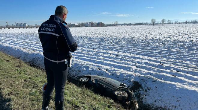 auto nel canale polizia locale