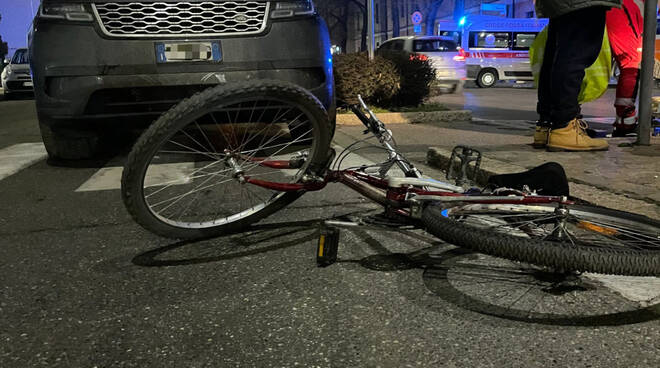 Ciclista investita in via Manfredi 