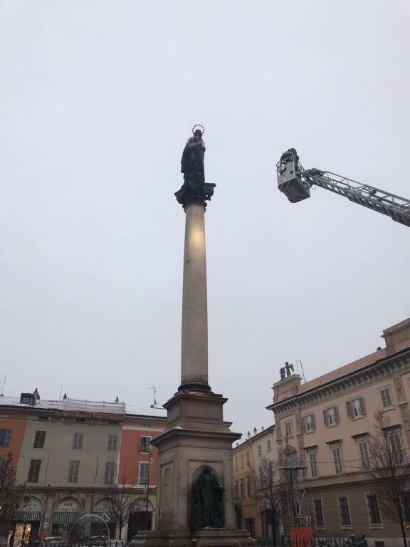 Immacolata Concezione, l’omaggio dei vigili del fuoco alla statua della Madonna