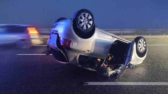 incidente Piacenza Sud auto ribaltata