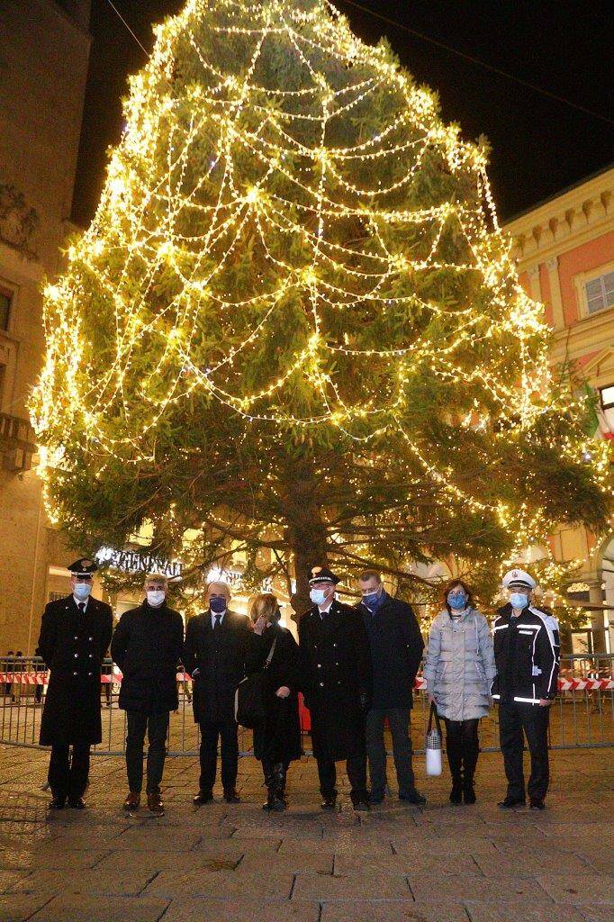 L'accensione dell'albero di Natale in piazza