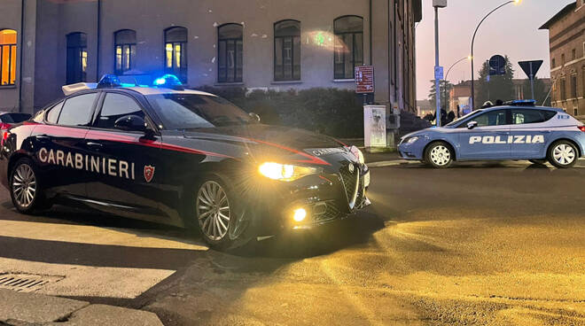 Lite in centro polizia e carabinieri