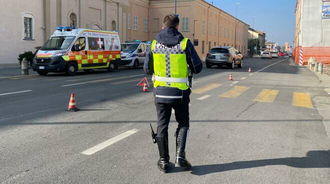 Ragazza investita in via Emilia Parmense 