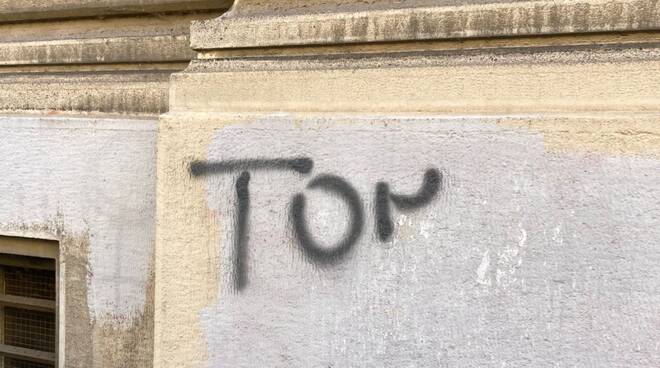 Scritta "Ton" sulla facciata del Romagnosi