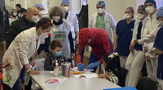 Spiderman all'hub vaccinale