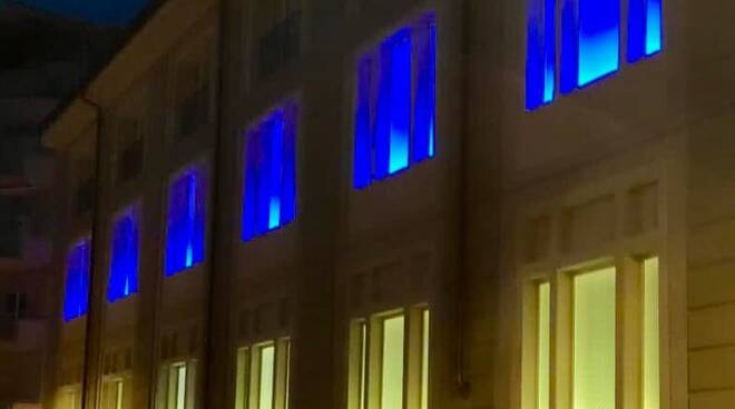 Palazzo Xnl illuminato di blu e giallo per solidarietà all'Ucraina