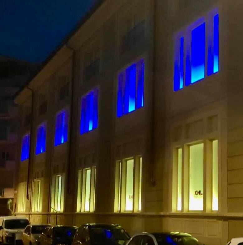 Palazzo Xnl illuminato di blu e giallo per solidarietà all'Ucraina