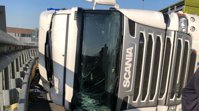 incidente camion complanare A1