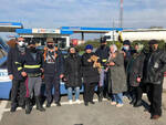 L'incontro tra i profughi ucraini e gli agenti 