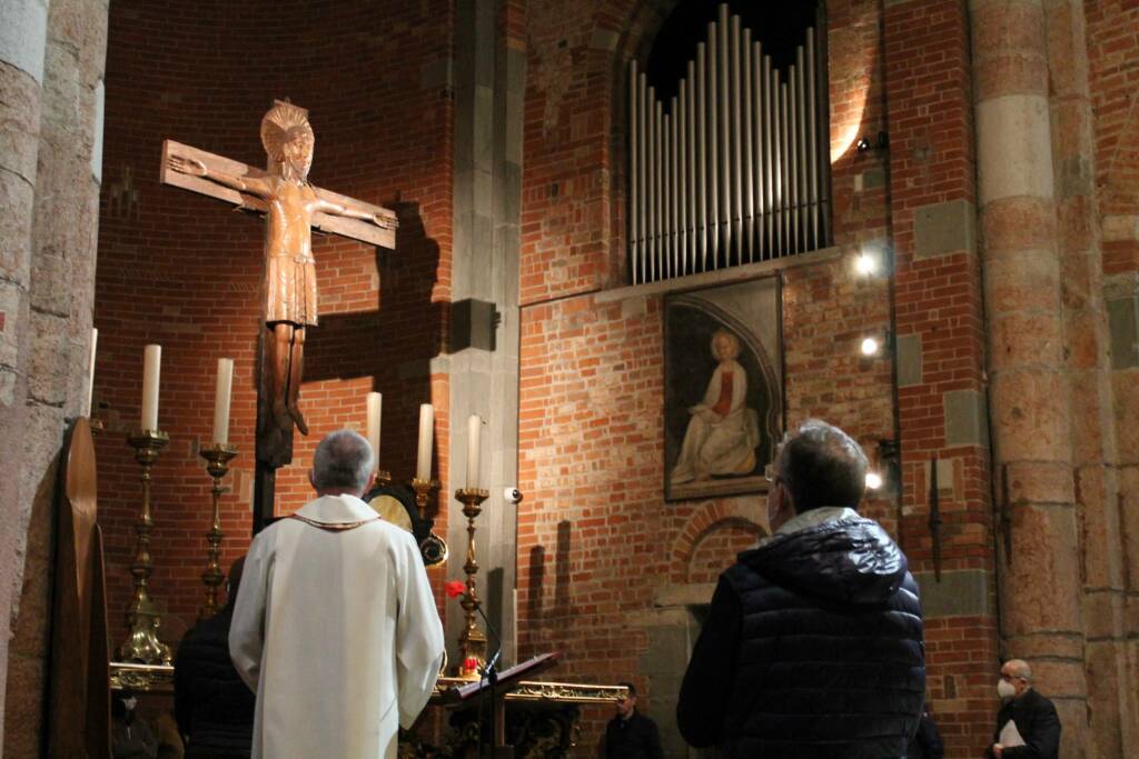 La via Crucis torna in centro in silenzio