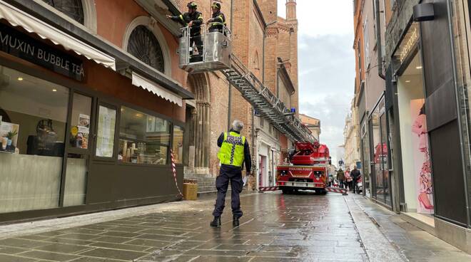 cornicione pericolante via XX Settembre