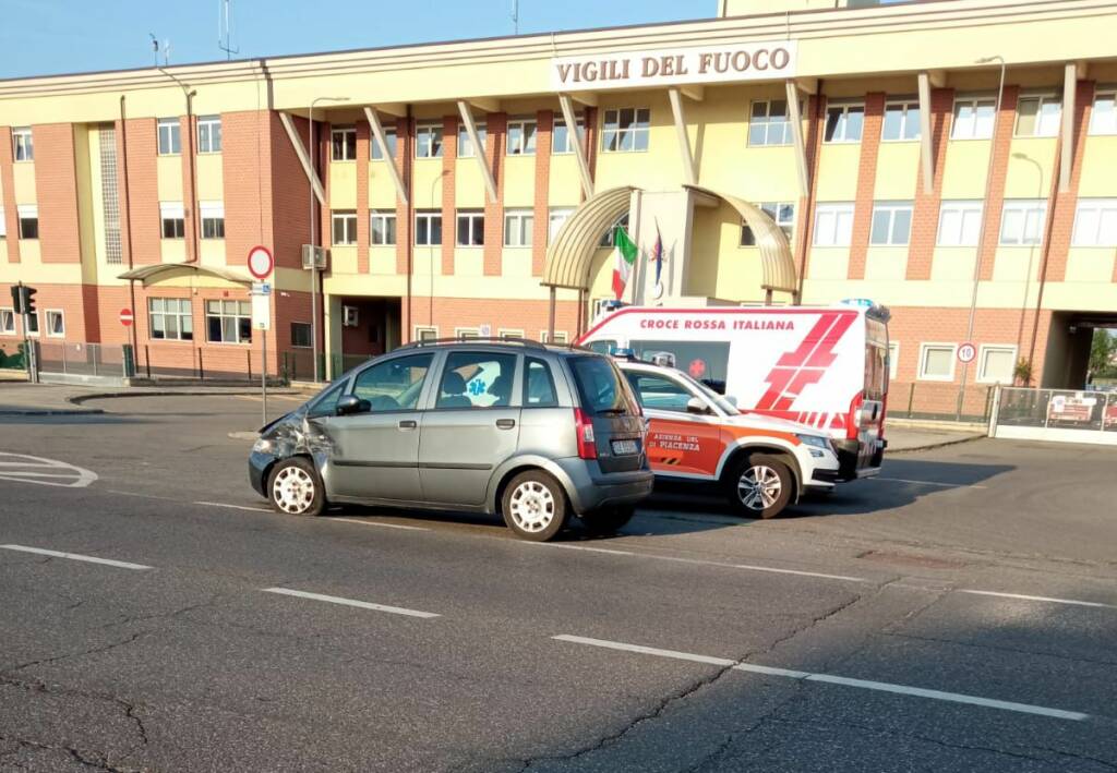 scontro frontale caserma vigili del fuoco