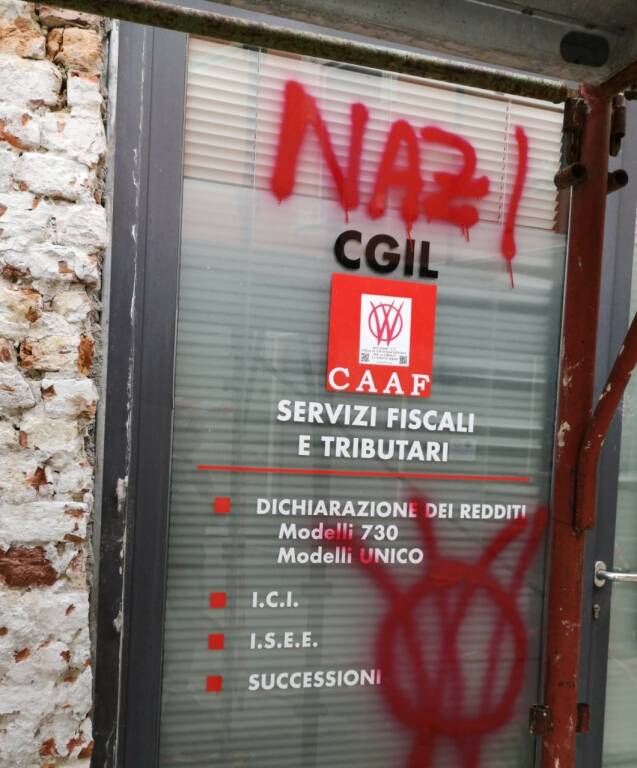 Scritte no vax sede Cgil Monticelli 