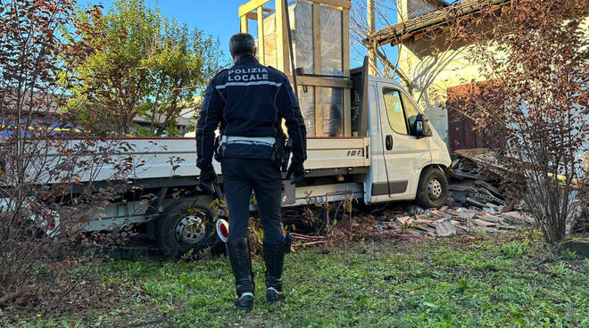 Furgone nel giardino di un'abitazione