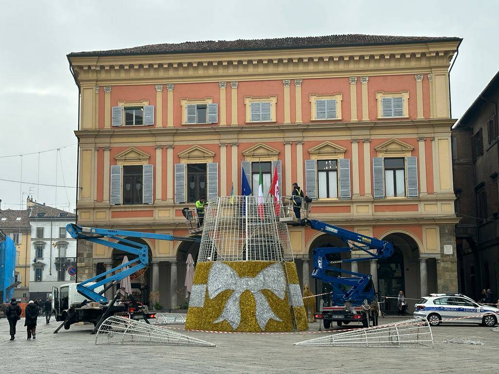 montaggio albero di natale piazza cavalli