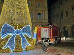 vigili fuoco albero natale in piazza