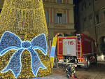 vigili fuoco albero natale in piazza