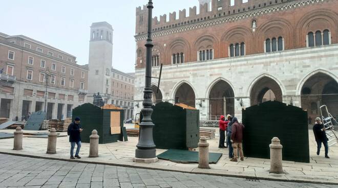 Villaggio di Natale piazza Cavalli assemblaggio