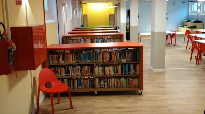 Biblioteca della scuola Dante (foto di Angelo Bardini) 