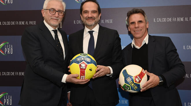 Matteo Marani, Gianfranco Zola e Giovanni Spezzaferri (foto dal profilo Twitter della Lega Pro)