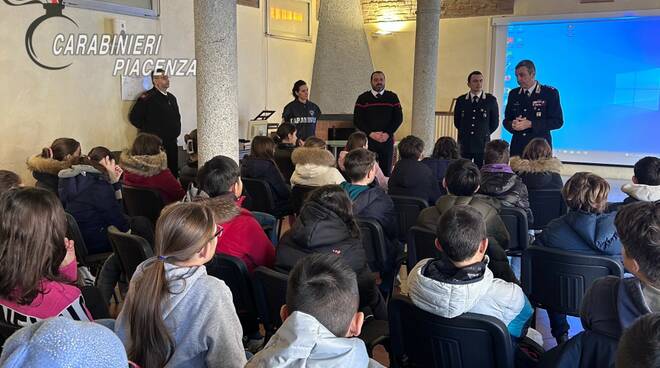 Scuola media Nicolini a lezione dai carabinieri