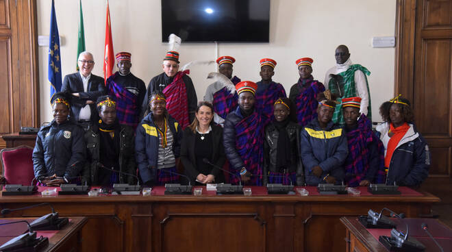 ragazzi karamojong in municipio