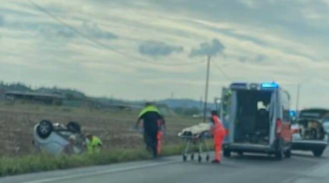 auto ribaltata in un campo