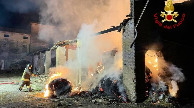 incendio cascina Montale vigili del fuoco