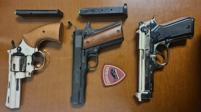Controlli anti petardi, denunciati due giovani e sequestrate 3 pistole  giocattolo 