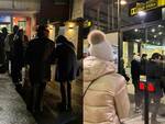 Pubblico in fila per andare al cinema