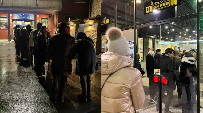 Pubblico in fila per andare al cinema