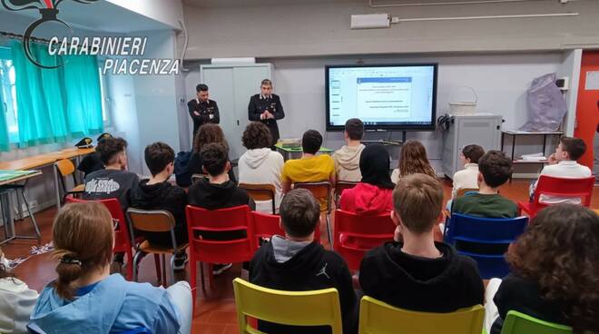 carabinieri lezione a scuola