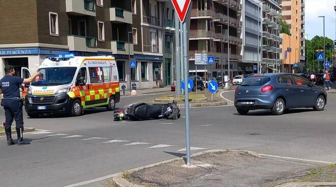 scontro auto scooter via Genova