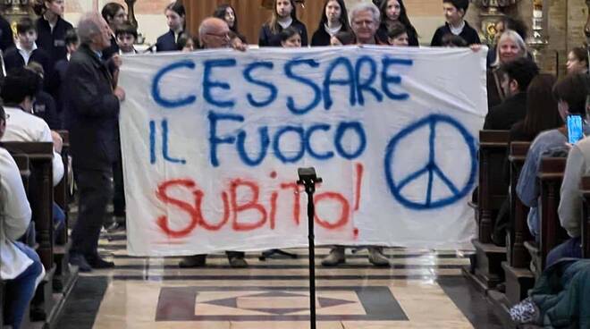 striscione contro la guerra