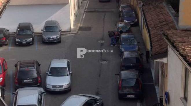 Parcheggi zona Duomo e via Scalabrini: caos e disagi per i residenti